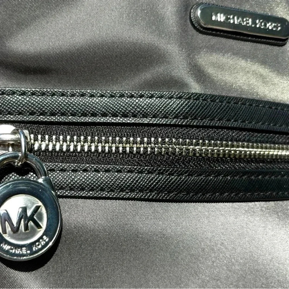Michael Kors NWOT Color block Nylon/Leather Crossbody Graphite/Black Lock - Picture 6 of 12